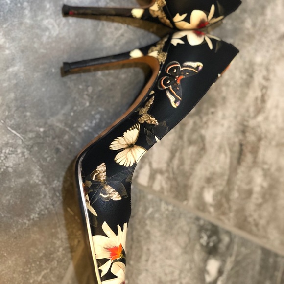 Givency Magnolia Print Leather Pump - Picture 4 of 8